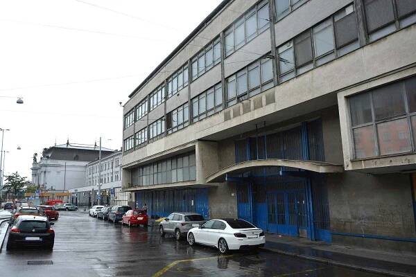 Funkcionalistická pošta na brněnském hlavním nádraží. Podle návrhu Bohuslava Fuchse vznikla na konci třicátých let minulého století