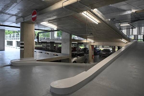 Nový parkovací dům na „béčku“: Na Nových Butovicích se otevřelo 380 míst za 50 korun na den