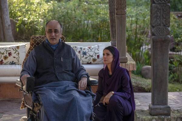 Ve jménu vlasti - Chyť a pusť - Z filmu - Art Malik, Nimrat Kaur