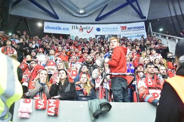 OBRAZEM: Pardubáci, byli jste na derby v Hradci? Najděte se na fotkách!