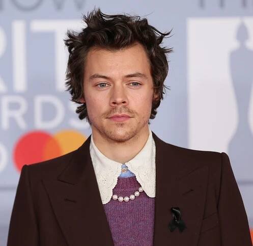 Muži si zamilovali perly! Náhrdelníky ke kšiltovce nebo mikině? Proč ne, říká Justin Timberlake nebo Harry Styles
