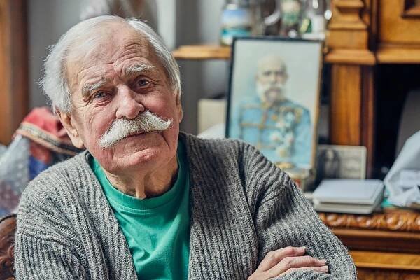 Adolf Born: Muže vede životem žena