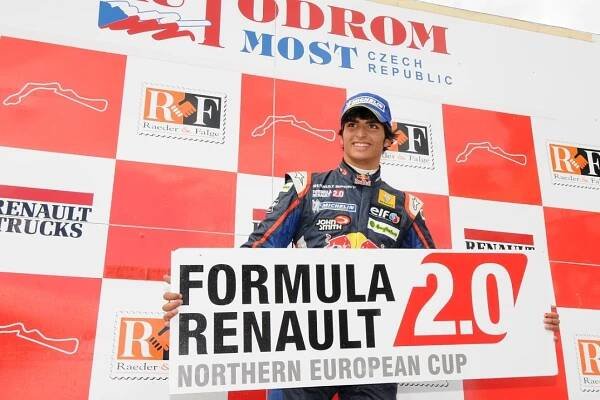 Ostré smyky, kouřící motory, sličné hostesky. A k tomu legendární Carlos Sainz