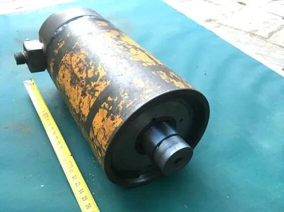 I020 - Hydraulický válec k lisu