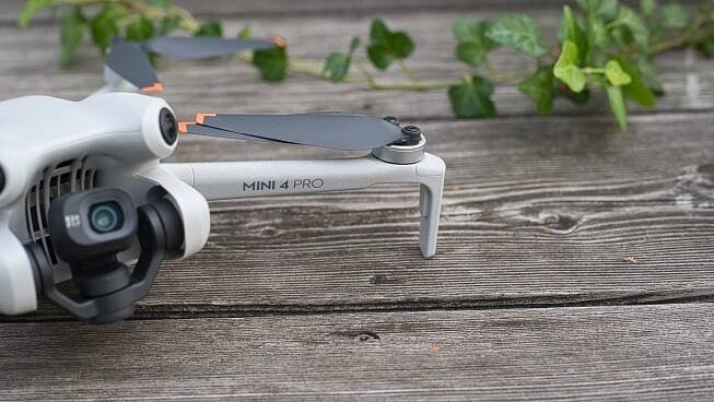 Neue Füße an der Front der DJI Mini 4 Pro