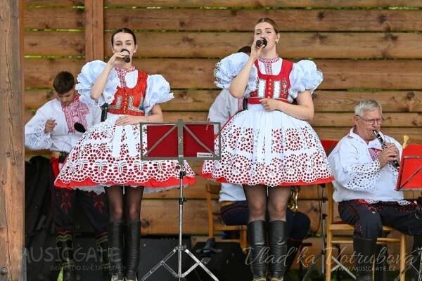 Tlumačovský Dechovkový festival oslavil 15. narozeniny, o vzácné gratulanty nebyla nouze! Dorazila Mistříňanka, Doubravanka