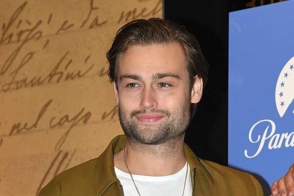 Dámy, plačte: Hollywoodský fešák Douglas Booth se oženil!