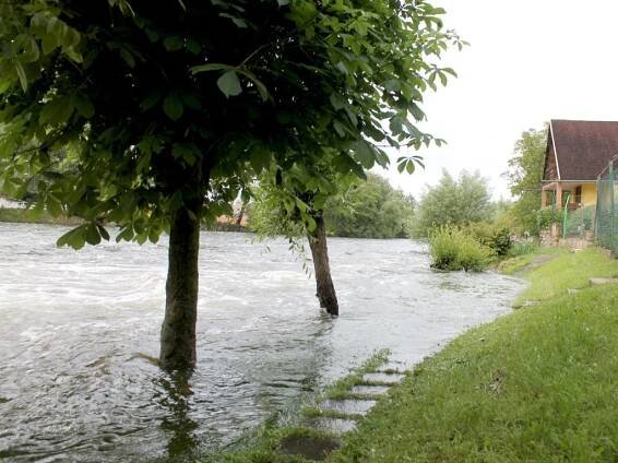 Znojmo hlásí 1. stupeň povodňové aktivity. Pršet má i nadále