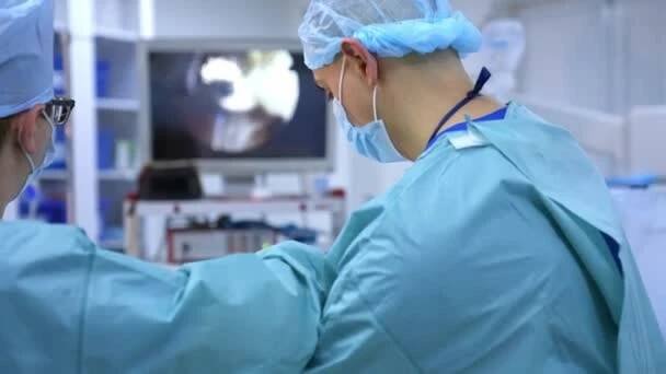 Doktoři pracují s chirurgickými nástroji. Lékař provádějící operaci pacienta na operačním sále s přístroji pro laparoskopii — Stock záběr