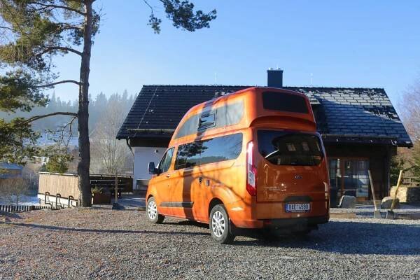Ford postavil doubledecker pro dobrodruhy na cestách. Zimní výlet v obytném Transitu