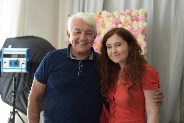 Jiří Krampol ve filmu Láska na zakázku s režisérkou Evou Toulovou
