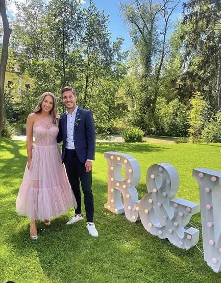 FOTO: Na svatbu dorazili i hosté Nika a její partner, fotbalista Michal Sáček. – stránka 8