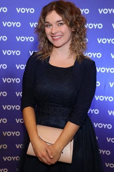 Bouřlivá premiéra Extraktorů! Provokace Štáfka s Révaiem, Schneiderová s dcerou, otec Hanychové s manželkou...