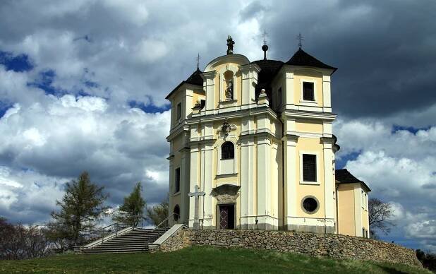 Soubor:Kostel sv. Jana Křtitele a Panny Marie Karmelitské na Makové hoře (2).JPG – Wikipedie