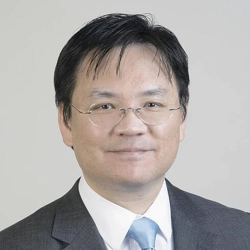 A portrait of Hugo Y Hsu.