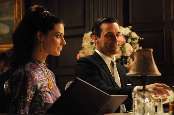 Šílenci z Manhattanu - Čajové lístky - Z filmu - Jessica Paré, Jon Hamm