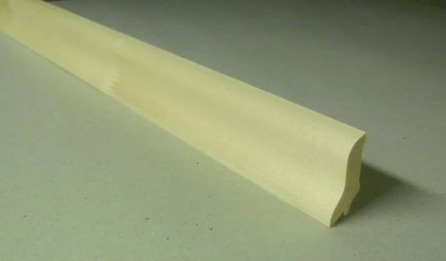 Dřevěné lišty | Spálenský dřevěná podlahová lišta P 4020/240cm smrk 40x20x2400mm | Koberce, nábytek, záclony, ochranné rohy, hodiny |Decohome|
