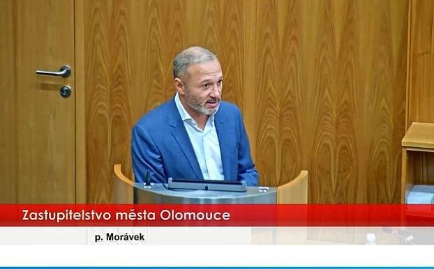 Podnikatel Richard Morávek představuje projekt multifunkční haly na zasedání Zastupitelstva města Olomouce v říjnu 2023