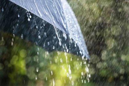 Kapky deště padající na deštník — Stock fotografie