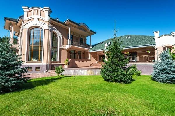 Základová fotografie na téma architektura, balkon, borovice, cihlový chodník, design krajin, domácí exteriér, domácí zahrádka