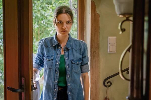 Mandat für Mai - Zweifel - Z filmu - Julia Hartmann