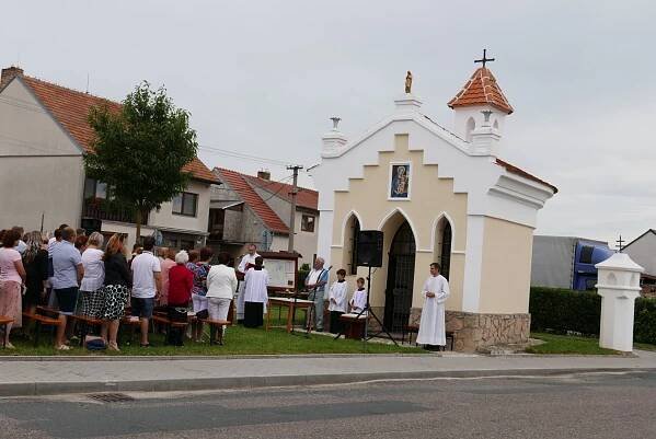 Sváteční mše před kaplí sv. Anny | Obec Vrbice