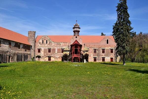 Soubor:Lužec 2016-04-30 Zámek.jpg
