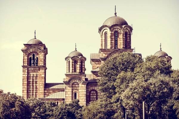 Chrám svätého Marka bol postavený v tradičnom srbsko-byzantskom architektonickom štýle, ktorý pripomína pravoslávne chrámy z raného srbského stredoveku.