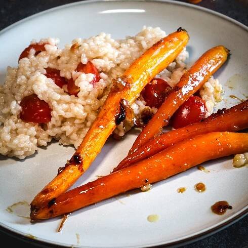 Pečená mrkev na medu a česneku | Glamorous Plate