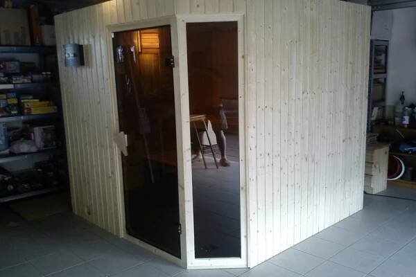 finská sauna na klíč s proskleným rohem