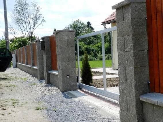Plot z betonových tvárnic, dřevěná plotová pole v Úvalech – Protoria s.r.o.