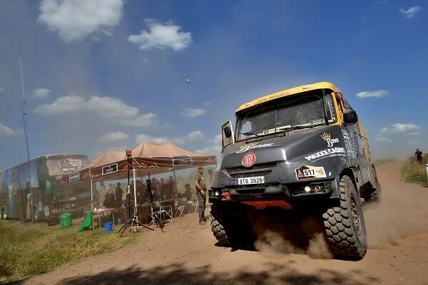 Ostrý Dakar: vyrovnaní Češi, zlobivá auta i velký mejdan