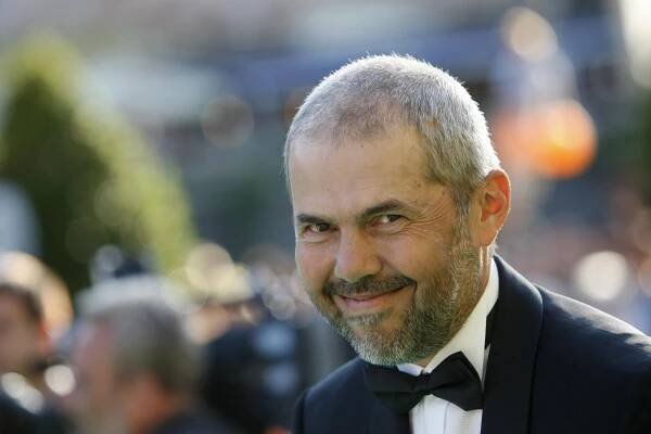 Markovi Ebenovi je 60 let. Moderuje StarDance, karlovarský festival a stále zpívá se svými bratry