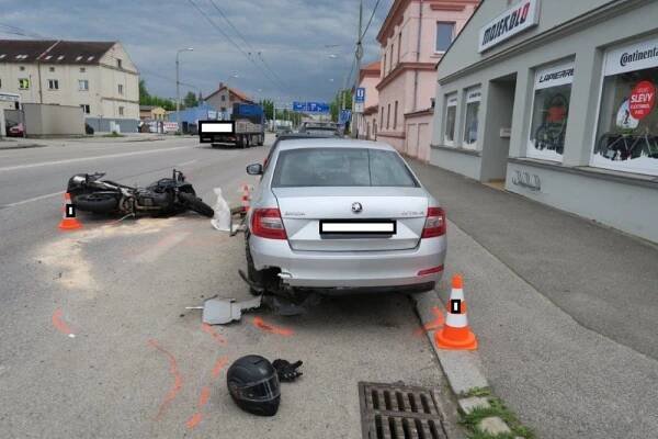 Policie hledá svědky nehody, při které se v Budějcích zranil motorkář