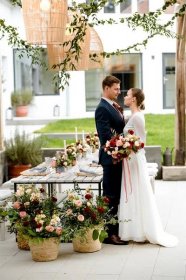 Bohatá květinová výzdoba svatební tabule a okoli. Svatební květiny Klára Uhlířová