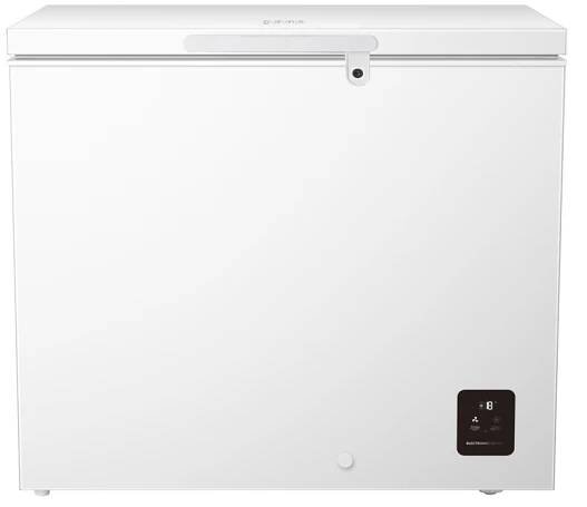 Bílý pultový mrazák Gorenje – pohled zepředu, zavřené víko, malý ovládací panel vpravo dole.