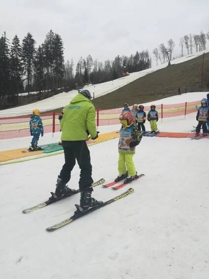 Lyžařský výcvik - den 1. - Oficiální stránky Mateřská škola Slatiňany
