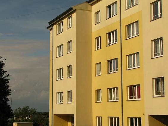 Městské byty v Kolíně nutně potřebují opravy, některé střechy jsou jak síto