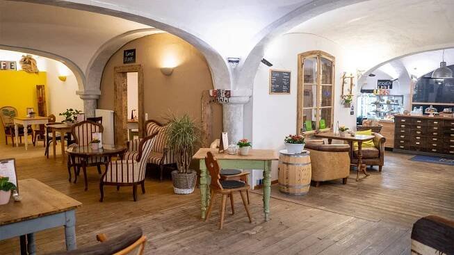 Innenansicht des Café Martermühle in Aßling mit vielen Holzmöbeln