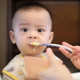 Zelí pro dítě: v jakém věku můžete dát jídlo, kdy zavést různé druhy zeleniny do stravy po dobu až jednoho roku, výhody a škody, jakož i riziko alergické reakce