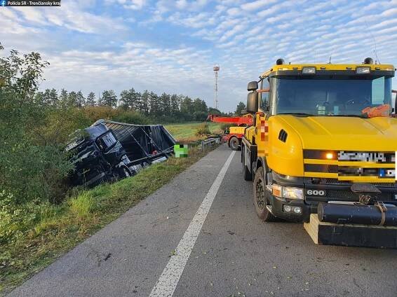 AKTUÁLNE Nákladiak skončil v priekope! Kvôli nehode zastavili dopravu