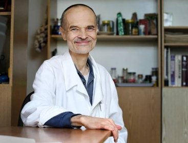 Doktor Karel Nešpor radí, jak přečkat podzimní vlnu koronaviru: pomoc přinese pár snadných kroků