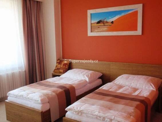 Postel nebo postele na pokoji v ubytování Afrika Hotel Frýdek-Místek