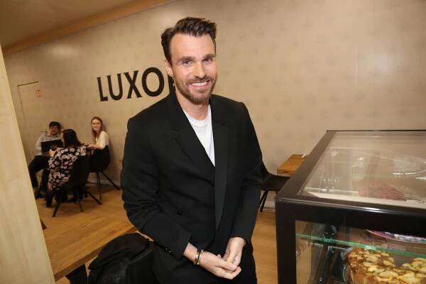 Leoš Mareš učí svou dceru Alex fandit sešívaným. Jejich nadšení však tentokrát fotbalové Slavii nepomohlo