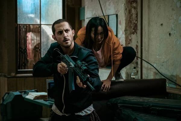 Banda - Společnost sebezáchovy - Z filmu - Tomer Capone, Karen Fukuhara