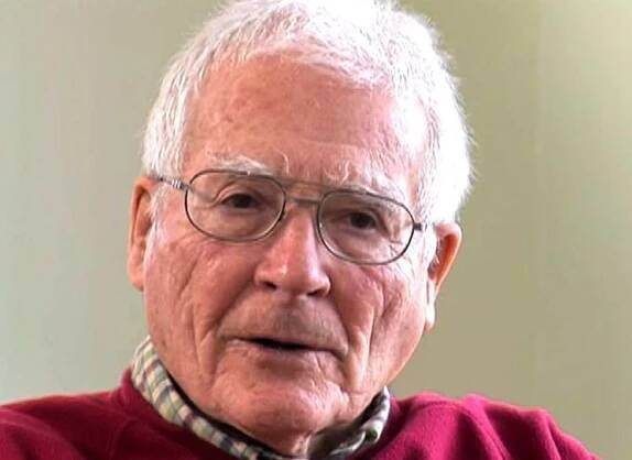 Zemřel James Lovelock. Protože narozen 1919, bylo mu 103 let. A ještě – zemřel na svoje narozeniny 26. července. Jeho poslední kniha má název Novacén. Po konci antropocénu (období od vynálezu parního stroje po současnost, pro něž je příznačná „lidská moc a nadvláda nad celou planetou“), přijde období nové: novacén. Tímto neologismem Lovelock označuje rychle se blížící dobu, kdy svět v důsledku prudkého rozvoje umělé inteligence ovládnou kyborgové, kteří vzejdou ze samotného lůna antropocénu.