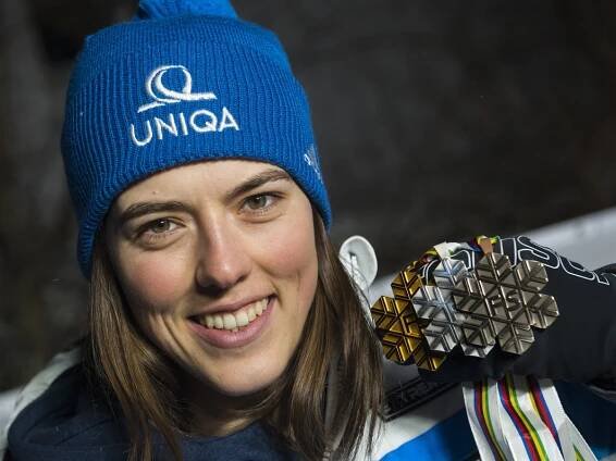 Na snímke slovenská lyžiarka Petra Vlhová pózuje s kompletnou zbierkou medailí po slalome na majstrovstvách sveta v alpskom lyžovaní