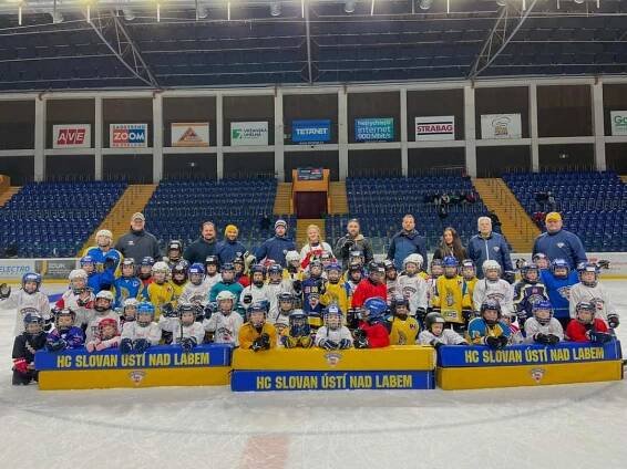 Medailistka Veronika Hujová navštívila trénink základny | HC Slovan Ústí nad Labem
