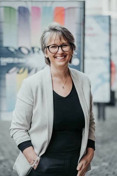 Lausanne-photo-shooting-portrait-professionnel-cv-reseaux-studio-entreprise-exterieur