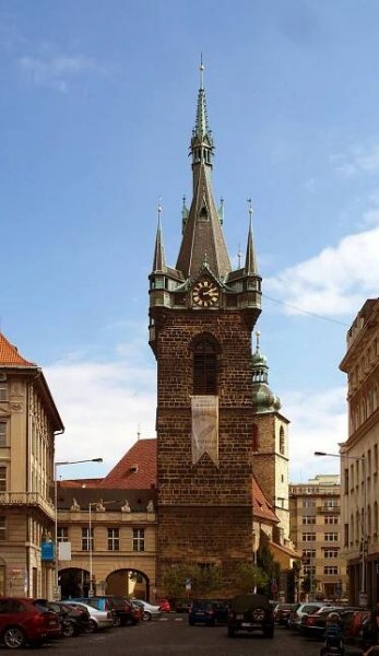 Arcibiskupství prodává Jindřišskou věž za 75 milionů. Řešit to bude město i Praha 1